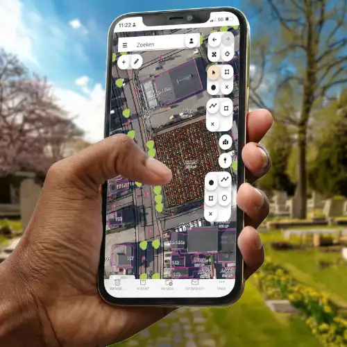 BAM-digitale-plattegrond Telefoon met BAM plattegrond in handen