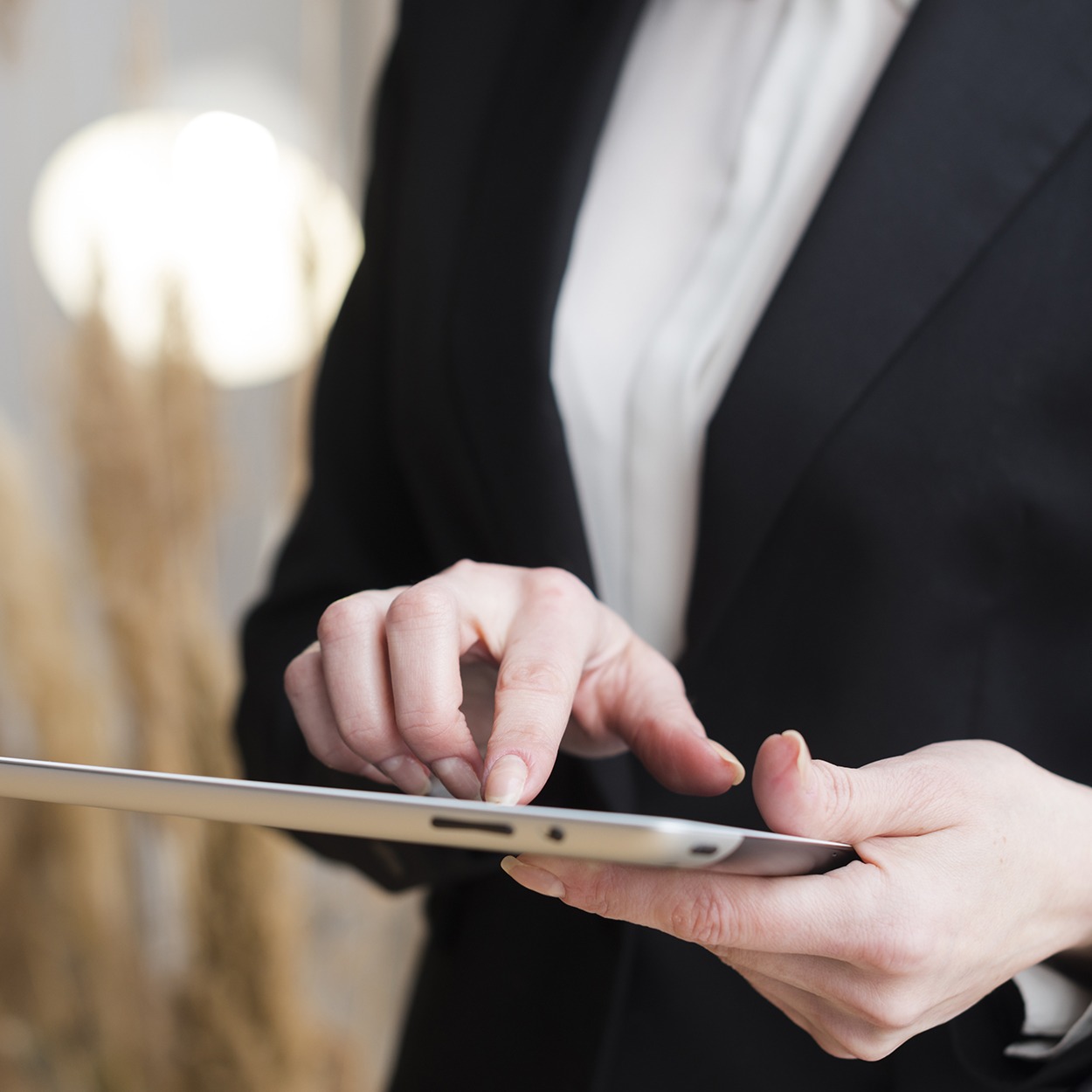 Uitvaartprofessional die op een tablet van de uitvaartagenda gebruik maakt 