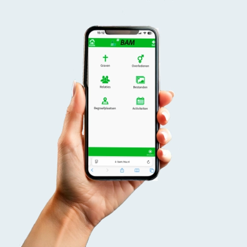 telefoon met daarop de mobiele app van Eternis in de hand van een begraafplaatsbeheerder.