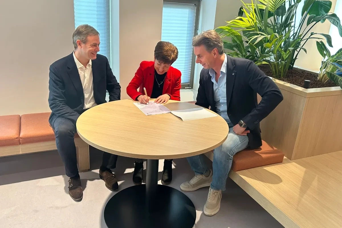 Vertegenwoordigers van Shift2 Software, HTA Software en de gemeente Heemskerk ondertekenen de samenwerkingsovereenkomst.