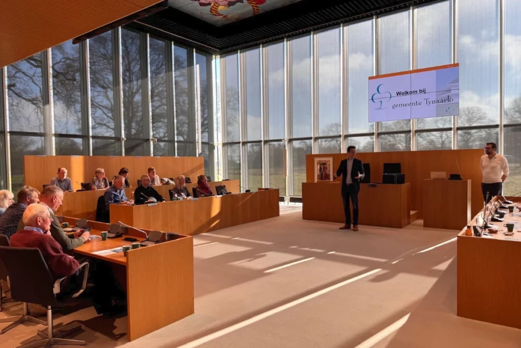 inspiratiesessie-begraafplaatsadministratie-Tynaarlo De raadzaal van de gemeente Tynaarlo met de deelnemers aan de inspiratiesessie begraafplaatsadministratie in April 2025