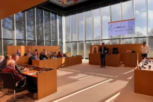 De raadzaal van de gemeente Tynaarlo met de deelnemers aan de inspiratiesessie begraafplaatsadministratie in April 2025