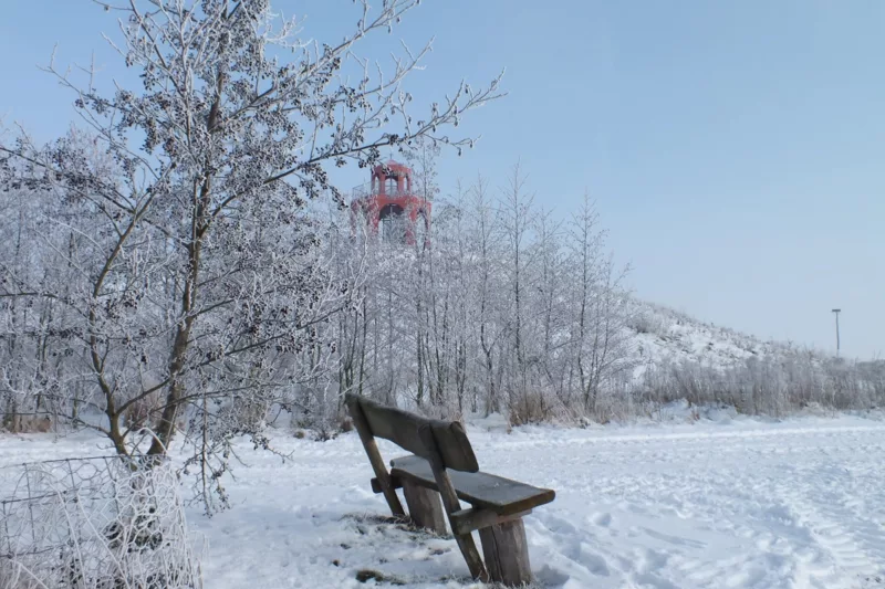 Een bankje in de sneeuw