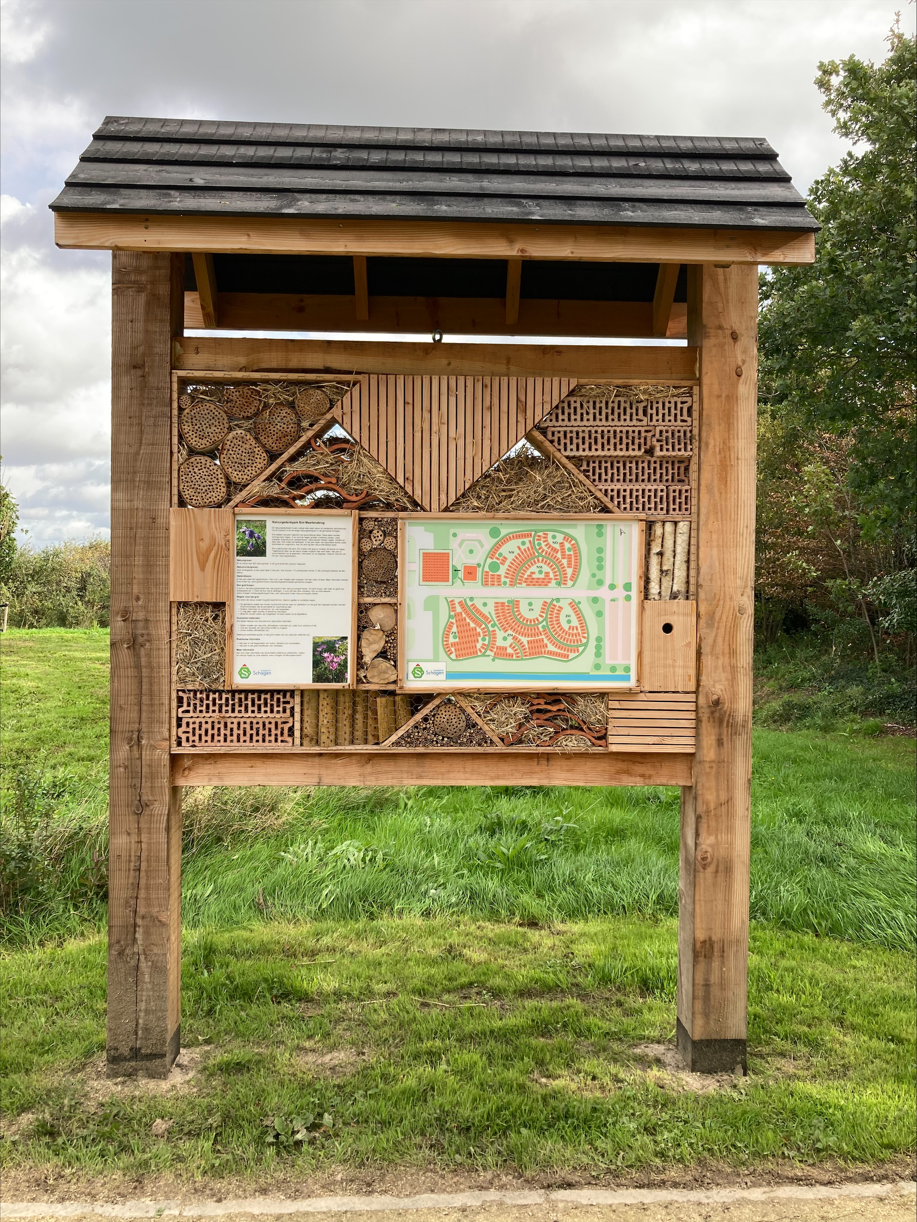Een insectenhotel met een plattegrond van het natuurgedenkpark in Sint Maartensbrug